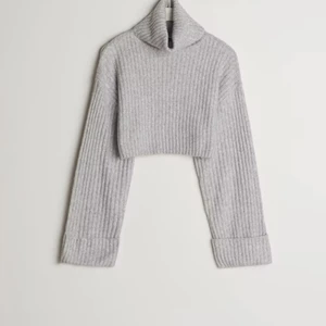 Oanvänd stickad tröja - [lånad bild] Säljer denna då den inte kommer till användning. Endast använd två gånger så i jätte fint skick. Inte stickig alls! Storlek M men skulle säga att den passar S också. Inköpt för 350 kr på ginatricot. Skriv för fler bilder :)   