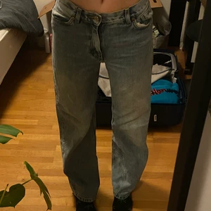 monki jeans - Säljer mina fina monki jeans. Bra kvalite men säljer för får ingen användning längre tyvärr. Köpte på monki för cirka 400-500kr:)