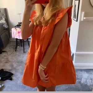 Söt klänning - Säljer min favoritklänning som aldrig kommit till användning då den tyvärr är lite för stor för mig. Köp direkt för 300 kr. 