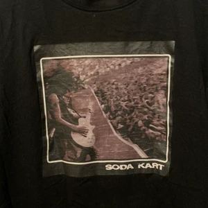 Hurricane t-Shirt - Tröjan är ganska gammal men är i bra skick. Det står att den är i strl XL men den sitter mer som en M på mig, är 192 cm. På tröjan är det en bild på en konsert.