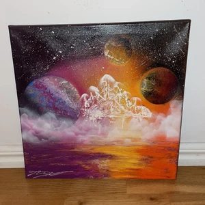 Lila och orange galax tavla  - Hej, säljer denna lila och oranga tavla som ska föreställa en sjö med moln och ett palats med planeter i luften.                                Skicka frågor privat 😁