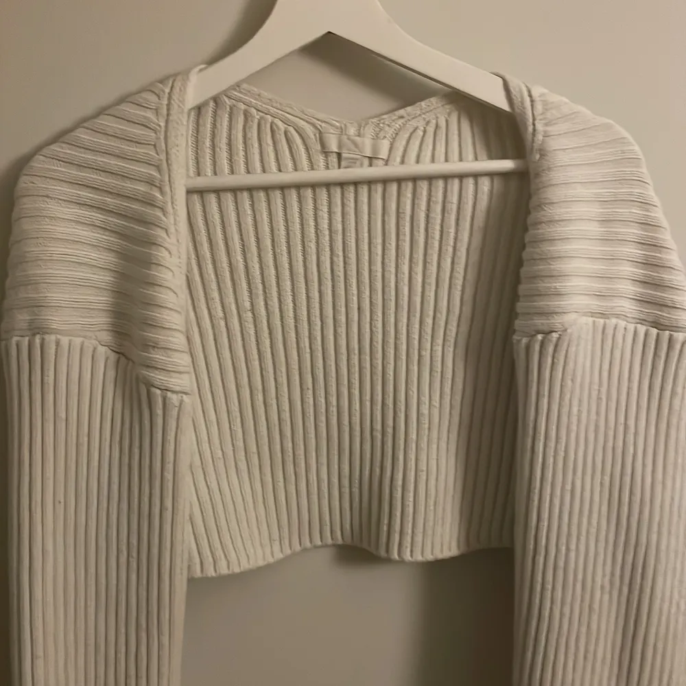 Säljer min stickade tröja från H&M som har kommit till användning 💕Den är i storlek M💕Vid fler funderingar, frågor eller fler bilder skriv till mig privat ☺️🌟. Stickat.