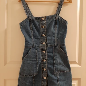 Jeanskläning strl 36 - Säljer denna jeansklänning från HM i strl 36. Var min favorit under en lång tid. Passar bra att både ha som sommarkläning men oxå vinter då man kan ha en svart tröja under. Inga slitage alls.