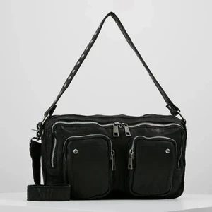 Nunno väska  - Säljer denna núnoo väska i läder. Modellen heter Alimakka. Väldigt användbar, då det går att använda den med två olika band. 🌸