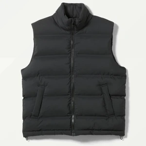 Svart väst  - Säljer en liknande svart väst i mycket bra skick, köpt för 400 men säljer för 250!! 🌟 Kom privat för fler bilder, pris går att diskutera vid snabb affär!! ✅ Köpare står för frakt, betalning sker via swish!! 📦