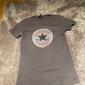 Converse t-shirt - Converse T-shirt. Skick 6/10. Nypris 150kr. Vårt pris 10kr. För mer frågor meddela oss🌟