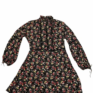 Black flower pattern dress - A cute dress that can be worn anywhere. It has long sleeves and is not that short or long, just the perfect size. For reference I am 167cm 🤍✨✨✨