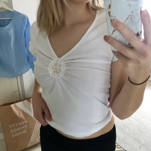 T-shirt - Retro tshirt från Esprit med små volanger och fin detalj i mitten på tröjan 💕 Inga defekter! Skriv för fler frågor och bilder😊 Köpare står för frakt 