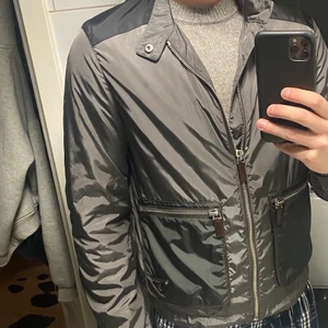 Prada vårjacka 46 S/M - Vindjacka från Prada i utmärkt skick. Storleken är 46 vilket motsvarar stor S eller liten M. Nypris 14000kr