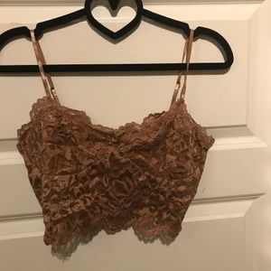 Brunt spets linne - Ett brunt linne i spets från shein, croppad men anpassbara axelband. Relativt genomskinlig men inte vid brösten. Är i storlek M 