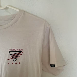 Vans T-shirt  - Vit Vans T-shirt, obetydligt använd. Classic fit strl S. 
