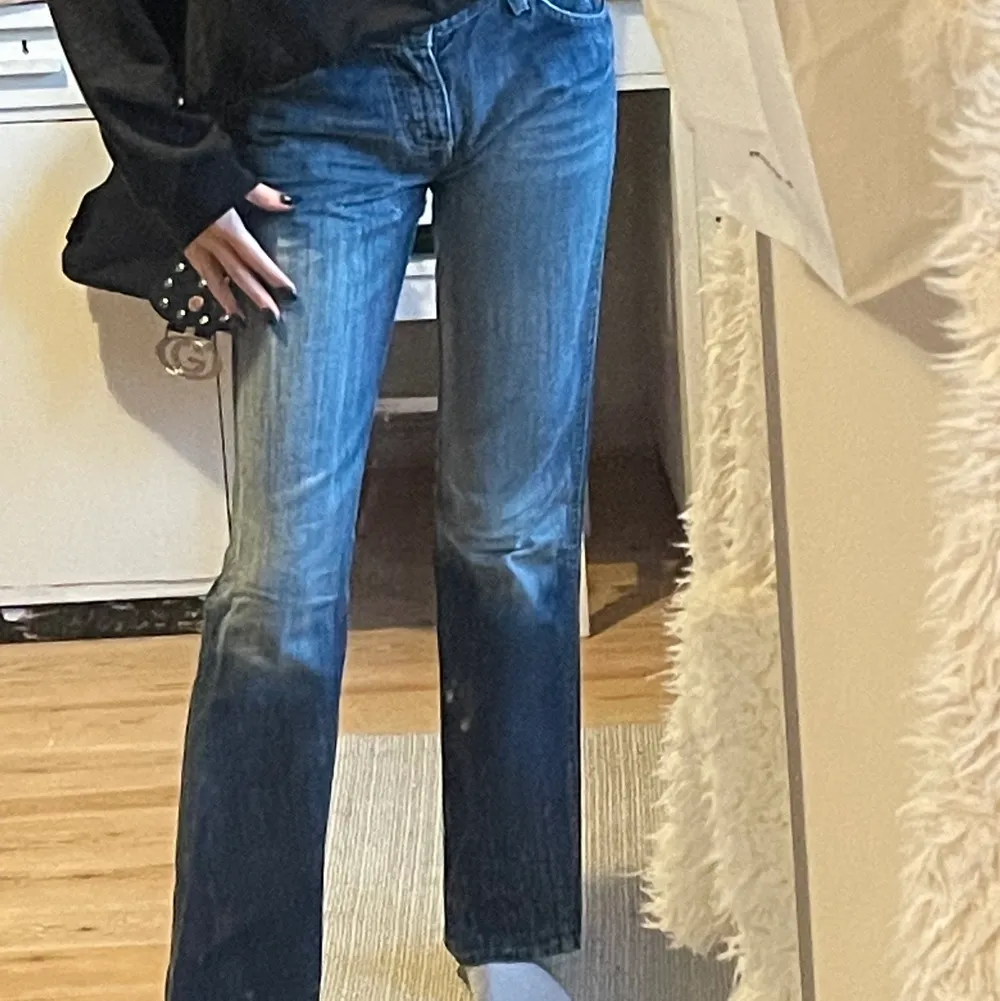 Vintage bootcut jeans från Crocker mef innerbens längd 72cm, alltså går ner till hälarna på mig som är 167. Mörkblåa men blekta över låten och rumpan. W27, L32 . Jeans & Byxor.