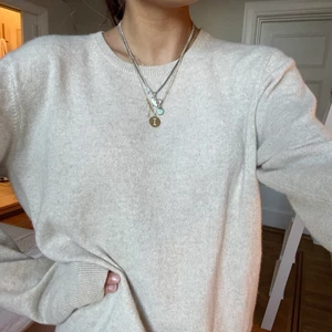 Softgoat tröja - Kashmir tröja i S från herravdelning på softgoat. Tröjan är i fint skick och är en ljusbeige färg💞