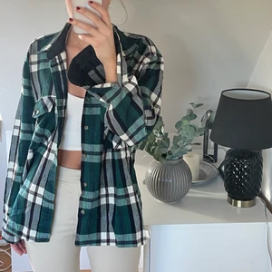 Skjorta - Skjorta som är köpt secondhand. Tror det är en ullskjorta, väldigt tjock i materialet iallafall. 