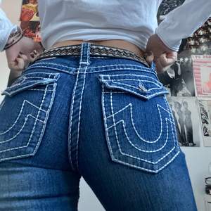 Säljer mina True Religion Jeans 😁 Endast testade! Aldrig använda! Säljer då de är lite små på mig. Storlek 27. Gylfen är trasig men går absolut att fixa hur lätt som helst! ❤️‍🔥 Frakt ej inkluderad i priset! 