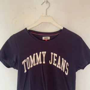 Tommy Hilfiger T-shirt  - Passar absolut en S. Knappt använd. 