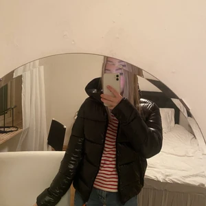 Save the duck jacka - Helt ny jacka från save the duck köpt på miinto säljer pga att jag köpt en annan och gick inte att skicka tillbaka denna, skriv för fler bilder. Köpt för 2000kr (skulle säga att den passar xxs-s