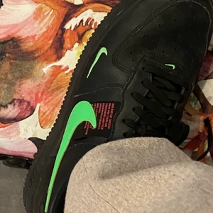 Nike air force 1 utility black St:44-45 - Köpte dessa två år sedan men har använd de cirka 3-5 gånger. Säljer eftersom de inte används, fortfarande fantastiskt skick! 