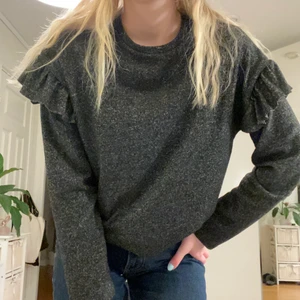 Gråstickad tröja med volangaxlar - Gråstickad tröja med volangaxlar från Zara, färgen gör sig rättvisa på bild 3. Står att storleken är 13/14 då den är från Zara kids men jag skulle säga att den är S (jag har i vanligafall S och nu ser hur den sitter på bilden). Köparen står för frakten