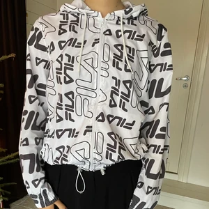 Fila windbreaker - En supercool windbreaker från Fila köpt i USA som tyvärr aldrig används. Den är tunn och perfekt att träna i, storleken är small och är lite oversized i modellen. I väldigt bra skick och använd endast ett fåtal gånger 🥰✨💕