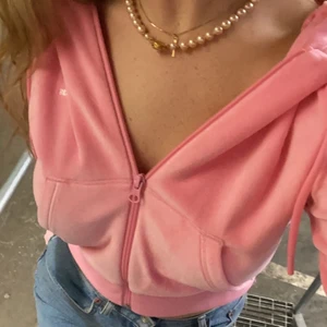Adidas crop Hoodie velour - Rosa adidas velour hoodie, crop top! Ska flytta och rensar ut så vill få bort med saker snabbt! Pris kan diskuteras 