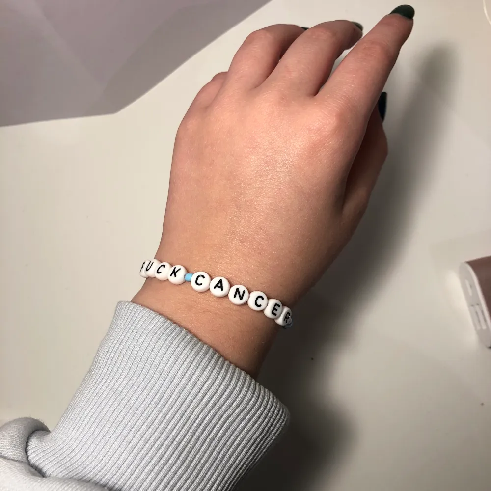 För varje armband skänker jag hälften av kostnaden till Barncancerfonden. Finns i andra färger, valfritt mönster . Accessoarer.