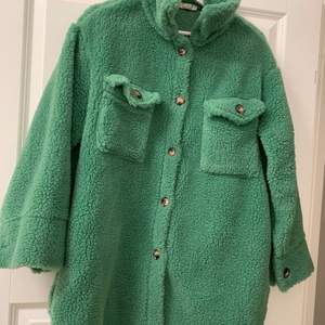 Säljer min fina fluffiga jacka som är sååå fin! Jag passar tyvärr inte i färgen men äääälskar den!:( storlek One Size och köpt i en butik i Helsingborg för 800kr. 