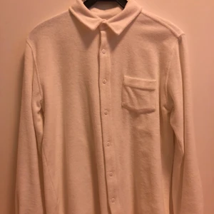 Avenue tropicale frottéskjorta  - Storlek M. 300 kr, nypris 1100kr. Använd men i fint skick, inga defekter.