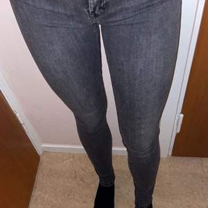 Säljer mina gråa jeans från Lindex i storlek 34 som bara är använda ett fåtal gånger. Pris: 100kr. 