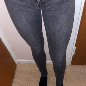Gråa tighta jeans  - Säljer mina gråa jeans från Lindex i storlek 34 som bara är använda ett fåtal gånger. Pris: 100kr. 