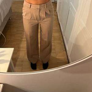 Beiga kostymbyxor  - Säljer dessa näst intill oanvänd beiga kostymbyxor från Bikbok. Köptes för ca 500, säljer för 200, köparen står för frakt. 