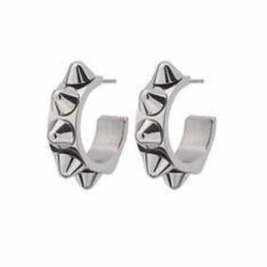 Edblad  - Hej! Har tyvärr tappat bort mitt egna Edblad örhänge, så säljer därför endast den andra💕 Tänkte om det har hänt samma för någon, som endast behöver köpa ett örhänge. Hör av er. Fri frakt!