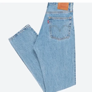 Levis 501 - Säljer dessa Levis 501 som är sparsamt använda. Köptes för 1100, säljer för 400, köparen står för frakten (66kr). Storlek W27 L30