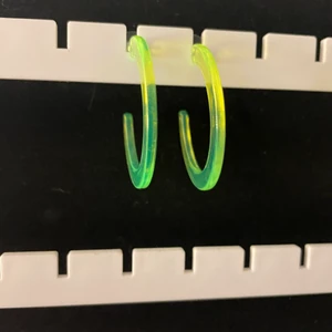 Neon örhängen - Super balla neon örhängen som hade passat dunder med glasögonen i min profil, säljer pga de e inte riktigt min stil längre💚