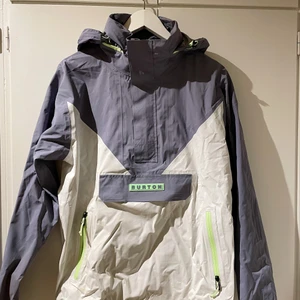 Burton Anorak  - Hej! Säljer nu denna fina skaljackan då den inte längre kommer till användning. 🗻💕