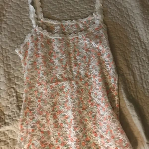 ”See thru” blommig linne - Syns igenom helt, bekväm material, inga fläck.