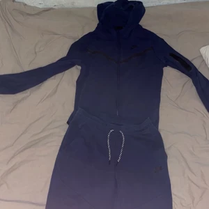 Nike tech mörkblå - Nike tech tracksuit, storlek XS i tröjan och S i byxorna. 