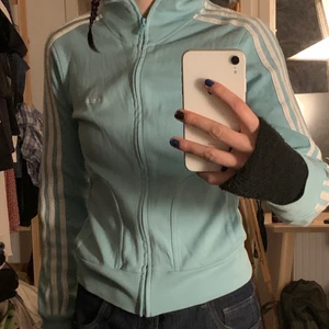 Adidas zip up  - Jättefin ljusblå adidas zip up i storlek S <3 
