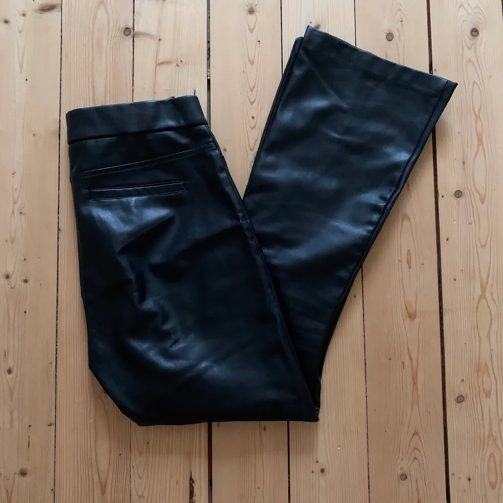 Superfina fake skinnbyxor från Zara i storlek S. De är högmidjade, croppade och bootcut. De är väl använda men kan absolut användas mer! Köparen står för frakten!!. Jeans & Byxor.