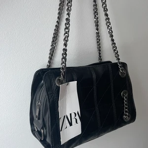 Svart väska med kedja från zara - Svart väska med kedja från zara. Slutsåld på hemsidan, helt oanvänd med lappen kvar🖤