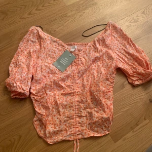 Snygg sommar tröja! - Aldrig använd men super skönt material. 
