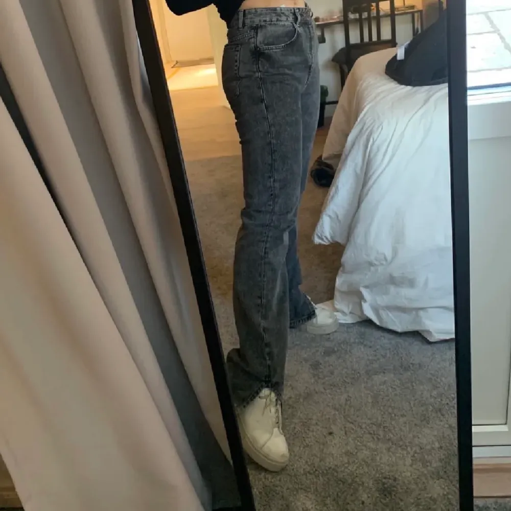 Säljer nu mina fina pull and bear jeans i storlek 38. Dom är väldigt sparsamt använda💕💕. Jeans & Byxor.