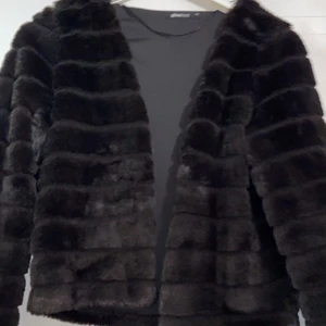 kappa/kofta  - Säljer min fina kappa/kofta pga att den inte kommer till användning längre köpte den till en fest sen har den inte kommit till användning, den är i storlek XS och är från Gina tricot 🌷 skriv ifall ni har frågor!