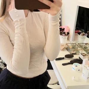 Tröja med pärlor - Ljusrosa tröja med pärlor! Aldrig använd! Storlek S!💗