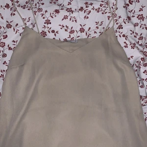 Linne/topp  - Köpte detta linne/topp för månader sedan och inte använt,alltså ett helt oanvänt plagg! Köpt på Cubus med storlek S, linnet har en v-ringning och smala axelband, man ser inte genom linnet! Skönt material inte stickig osv. Säljer detta för att jag aldrig fått användning utav. Som sagt HELT oanvänd tidigare! Pris kan såklart diskuteras för jag sänker hellre priset än att inte få plaggen sålda! (Gäller alla plagg) 💙✨ för mer info eller bilder om passform kontakta mig gärna! Nypriset= 250kr
