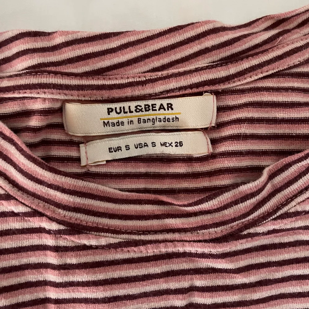 Fin rosa randig T-shirt från pull and bear i storlek S. I bra skick inte använd så mycket. Köparen står för frakten. . T-shirts.