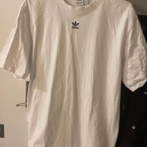 Adidas t-shirt - Adidas t-shirt vit använd ca 5 ggr. Så fint skick, skrynklig då den legat i garderoben, kan strykas innan om de önskas. Säljes billigt pga rensning så 80 kr + frakt 66 Kr (spårbart). Strl 38 är ”oversize modell” så passar även något större strl🥰