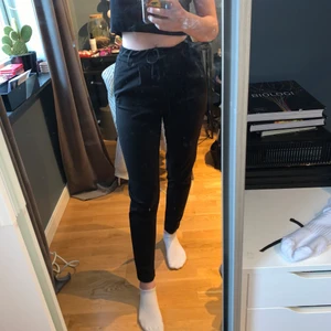 Only storlek S  - Ish kostymbyxor, tajta men väldigt stretchiga med snören i midjan. Väldigt sköna eftersom de är stretchiga och skönt material. Använda kanske 1 gång när släkten var här annars aldrig använda. De är helsvarta och går neranför ankeln på mig som är 164. Fick de i julklapp 2020 och de har bara hängt i garderoben sen dess då det inte riktigt är min stil! Orginal pris är 399kr