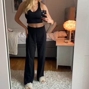 Svarta kostymbyxor  - Svarta långa kostymbyxor i storlek 38💗 jag är 1,72 och de går ner i marken för mig💗 dragkedja på höften💗