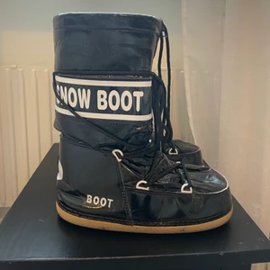 Snowboots  - Snowboots i storlek 38-40, jättefina i fint skick💘hör av dig vid fårgor⭐️frakt tillkommer!